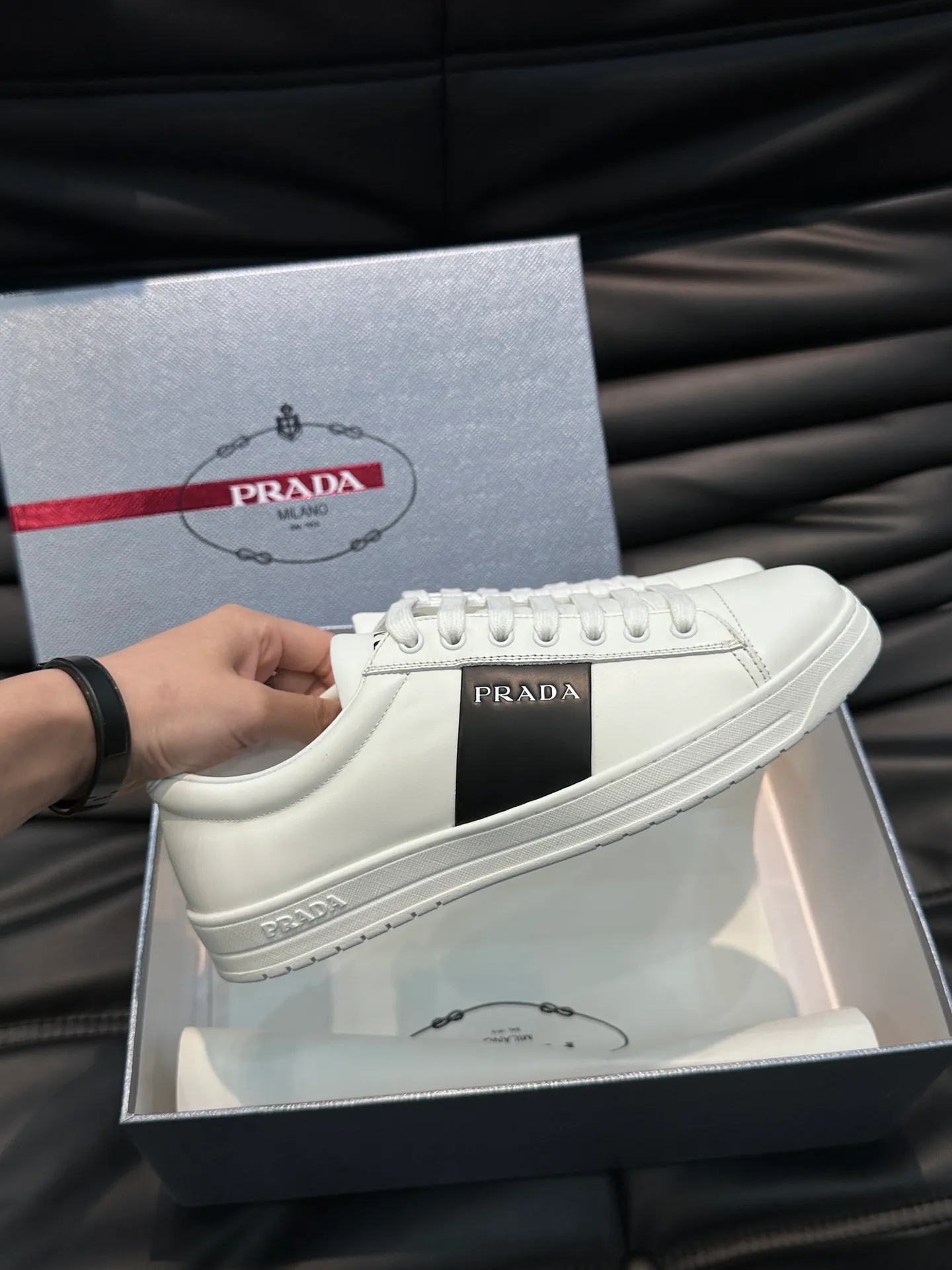 Men's shoes 💰p360 "Men's shoes 💰pRAD*" Prada's new high-end men's casual sports shoes. This leather sports shoe uses calfskin upper. The body of the shoe interprets the Prada letter brand logo from multiple angles. The brand logo is embellished on one side of the upper, all explaining the brand style. Sheepskin lining, lightweight, comfortable and durable! Size: 38-44